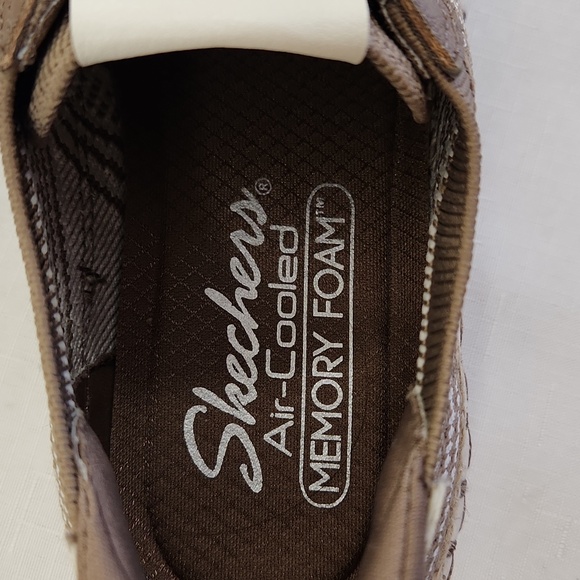 Skechers Wilshire BLVD Bellevue Tan White Sneakers. Size 6 - Picture 8 of 9
